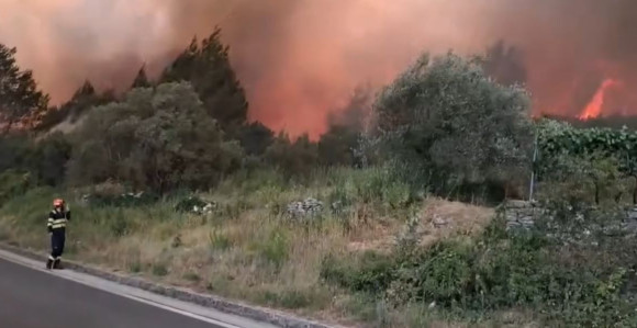 Požar na Korčuli: Zatvorena cesta - stigli kanaderi