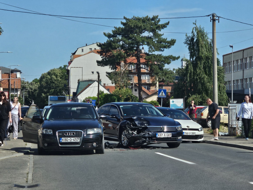 Saobraćajna nezgoda kod Doma zdravlja Bijeljina (FOTO)