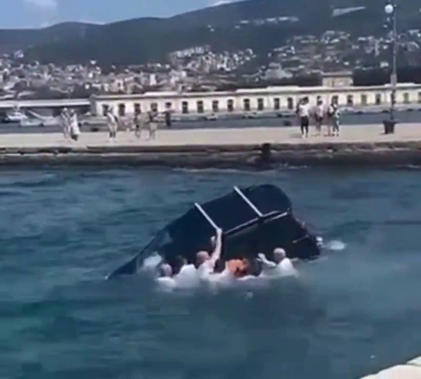 Drama: Autom uletio u more, herojski potez vojnika (VIDEO)