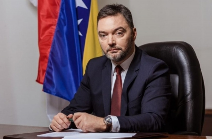 Колико новца и коме је Сташа Кошарац дијелио у Русији?!