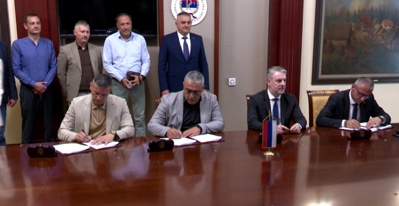 Vlast mami radnike i penzionere zbog glasova? (VIDEO)