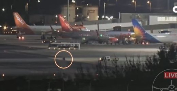 Drama na pisti: Otkotrljao se točak s aviona (VIDEO)