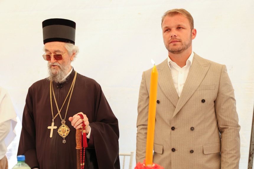 Станивуковић на првој литургији и освећењу звона на Таваници