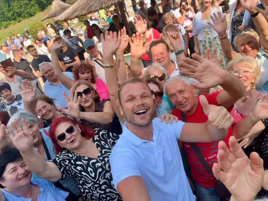 Stanivuković podijelio selfi sa najstarijim sugrađanima