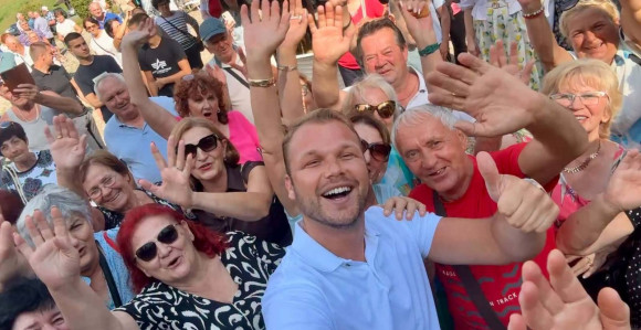 Stanivuković podijelio selfi sa najstarijim sugrađanima