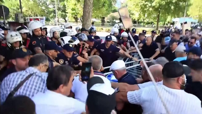 Протести у Тирани: Сукоби, водени топови и сузавац (ФОТО)