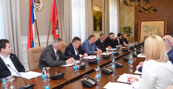 Političko podaništvo pred vođom: Kako lični interesi i nedostatak vizije uništavaju budućnost mladih