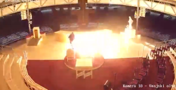 Kamera snimila muškarca kako pali oltar crkve (VIDEO)