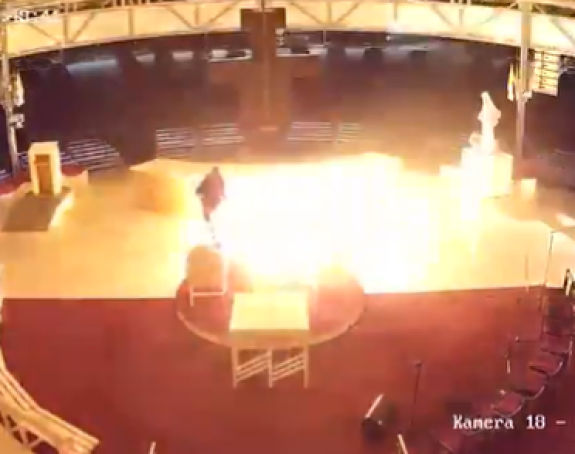 Kamera snimila muškarca kako pali oltar crkve (VIDEO)