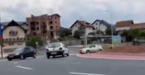 Cirkus na Palama: Nije znao voziti u kružnom toku (VIDEO)