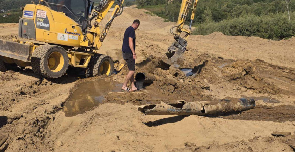 Машине на аутопуту оштетиле водовод, села остала без воде