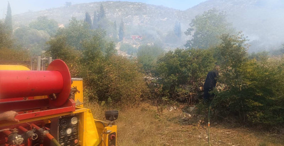 U blizini više sela oko Trebinja aktivni požari (FOTO)