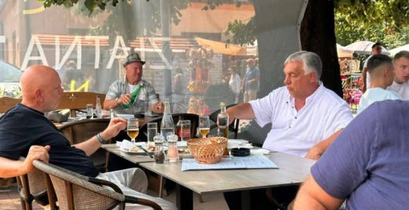 Bivši mađarski premijer uz pečenje i pivo uživa u Guči