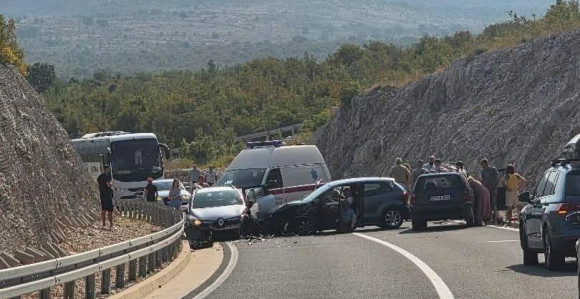 Težak sudar više vozila na putu Stolac - Neum