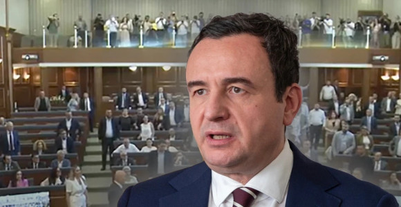 Totalni haos: Kurtija gađali jajima u skupštini (video)