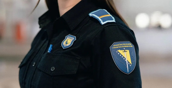 Policajac i policajka se sukobili pred putnicima