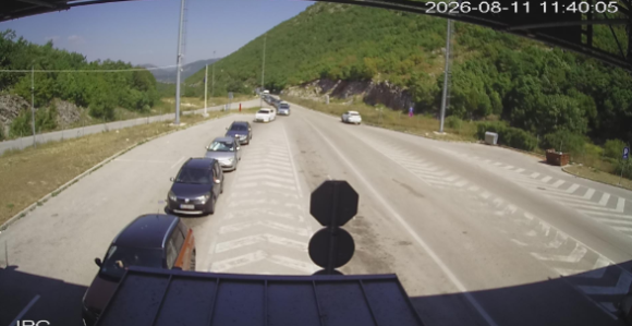 Kilometarske kolone na granici BiH i Crne Gore, čeka se satima