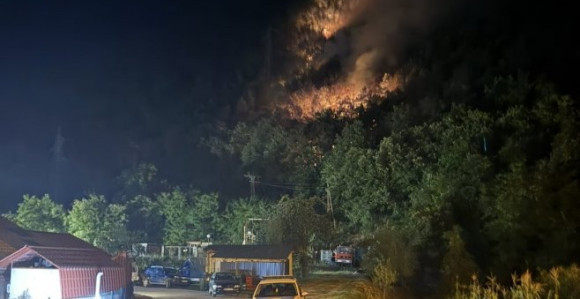 Požar u Kopačima prijeti kućama, aktivan u Nevesinju
