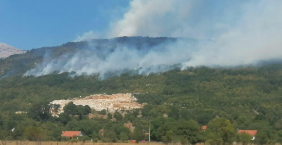 Požar se spustio iznad sela Donja Bijenja, Minić u prolazu
