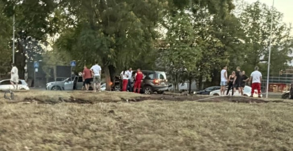 Udes u Banjaluci: Automobil udario u drvo u kružnom toku