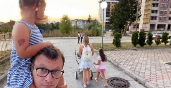 Porodični trenuci: Božović podijelio fotografiju iz šetnje