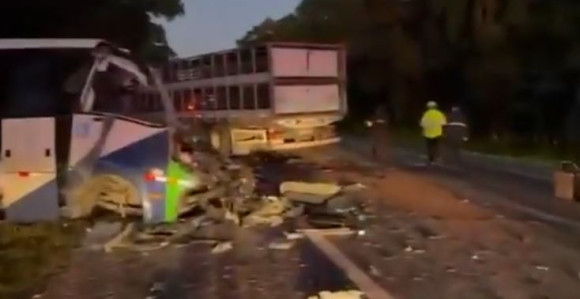 Sudar kamiona i autobusa, poginule najmanje 23 osobe