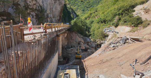 Rupa do rupe, odroni i obećanja: Putevi na istoku Srpske nikad gori!