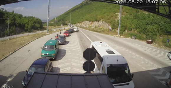 Duge kolone u oba smjera na graničnom prelazu Zupci