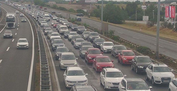 Kamion se prevrnuo preko dvije trake, kolona 22 kilometra