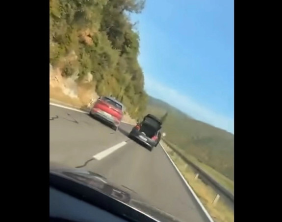 Мушкарац за длаку избјегао трагедију (видео)
