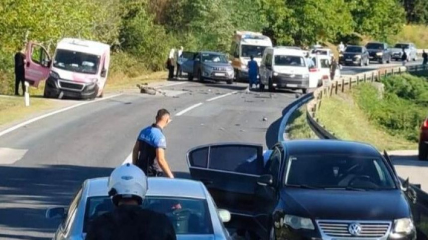 Težak sudar četiri vozila kod Žepča, ima povrijeđenih