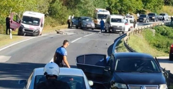 Težak sudar četiri vozila kod Žepča, ima povrijeđenih
