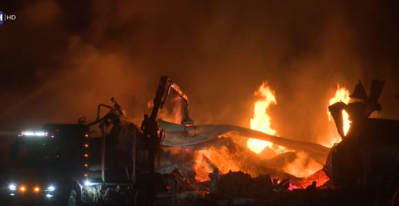 Bijeljina: Vatrogasci se satima bore sa požarom na pilani