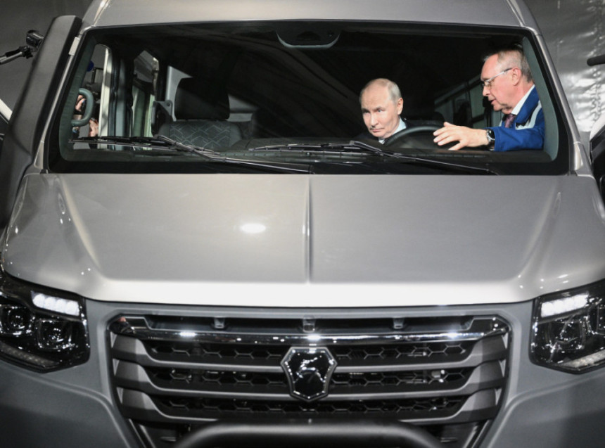 Путинов ауто током вожње кроз шуму зауставио тигар