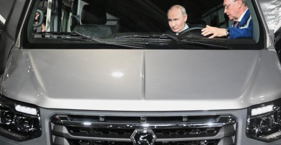 Путинов ауто током вожње кроз шуму зауставио тигар