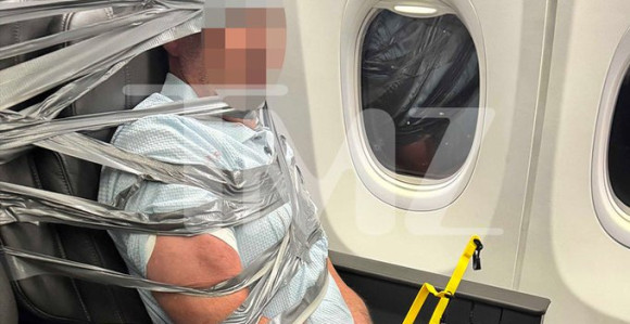 Agresivnog putnika zalijepili za sjedište u avionu (FOTO)