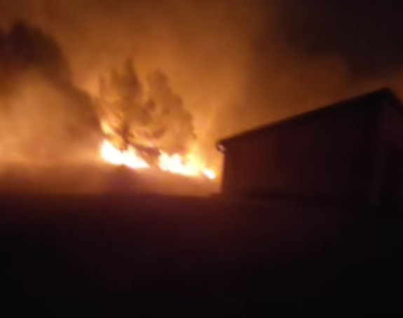 Teška noć na Braču: Sve je u dimu, vatrogasci vode borbu