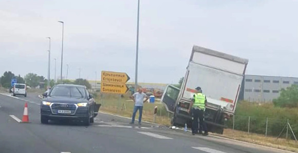 Teška nezgoda kod Beograda, kamion završio u jarku