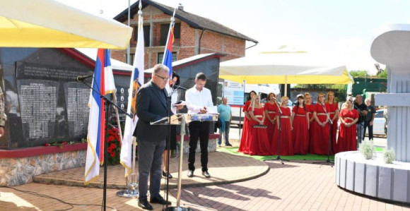 Adžića (SNSD) izviždali borci: On im odgovorio “Sram vas bilo”