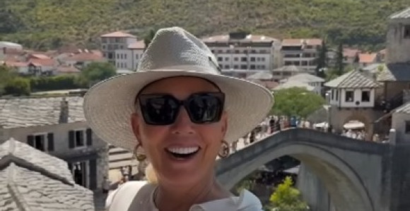 Brena u Mostaru: Uživala u slatkom zalogaju (FOTO)