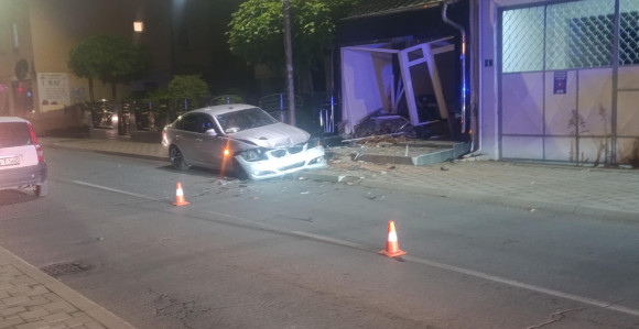 Vozač izgubio kontrolu, automobil udario u lokal