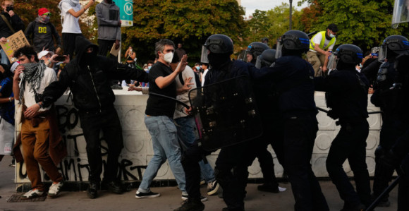 У протестима у Француској ухапшено најмање 488 људи