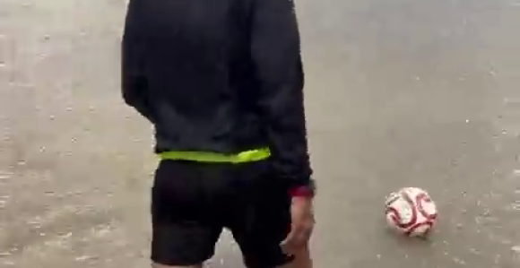 Sudija provjerio da li lopta odskače, a ona otplovila (VIDEO)