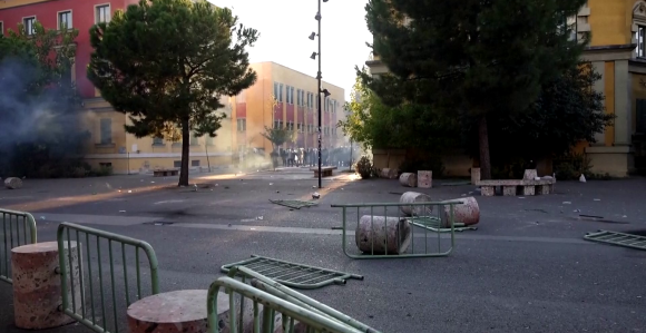 Demonstranti upali u sud, sukob sa policijom u blizini MSP-a