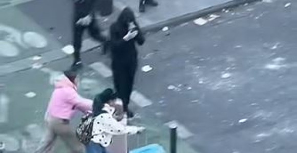 Париз: Туристкиње са коферима усред хаоса постале хит