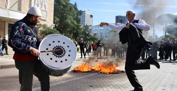 Sukobi pristalica Demokratske partije i policije u Tirani