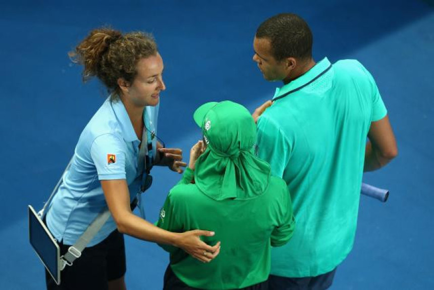 Видео: Цонга прекинуо меч да помогне скупљачици лопти!