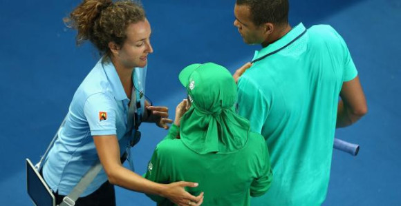 Видео: Цонга прекинуо меч да помогне скупљачици лопти!