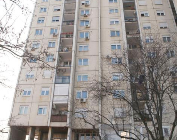 Umro mladić koji je skočio sa zgrade
