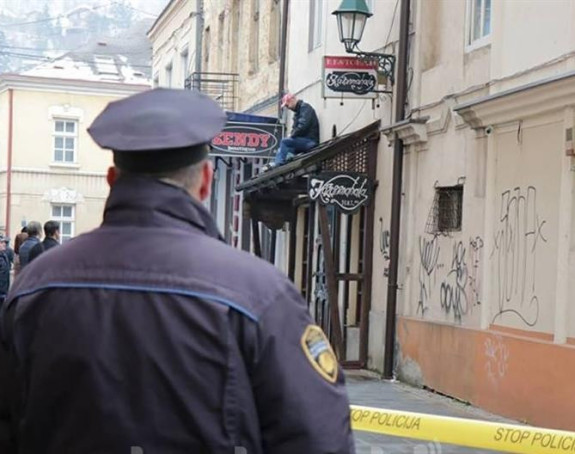 Muškarac prijeti spaljivanjem